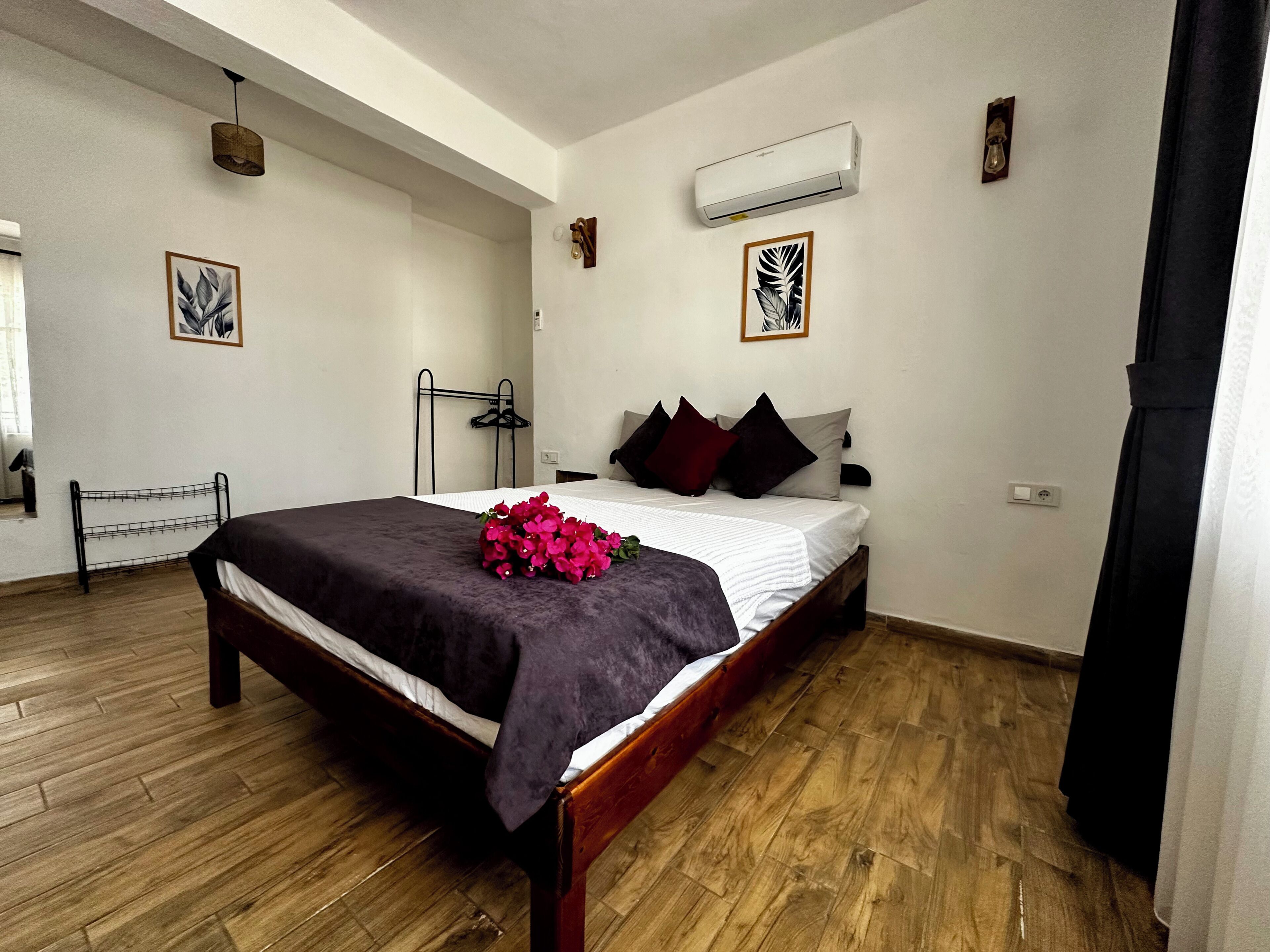 Apartamento luxo, 1 cama de casal e sofá-cama, sacada, vista para a cidade | 2 quartos, ferros/tábuas de passar roupa, Wi-Fi de cortesia