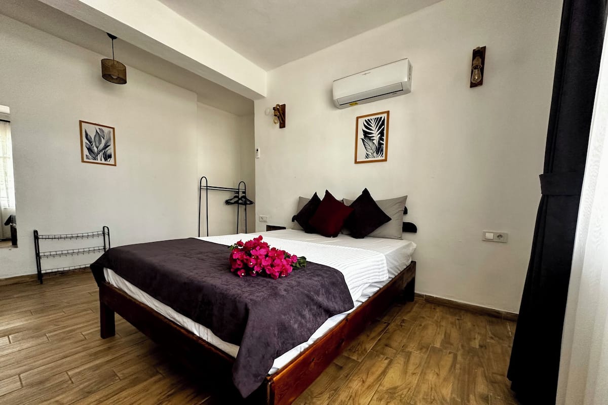 Căn hộ Deluxe, 1 giường đôi và sofa giường, ban công, quang cảnh thành phố | 2 phòng ngủ, bàn ủi/dụng cụ ủi quần áo