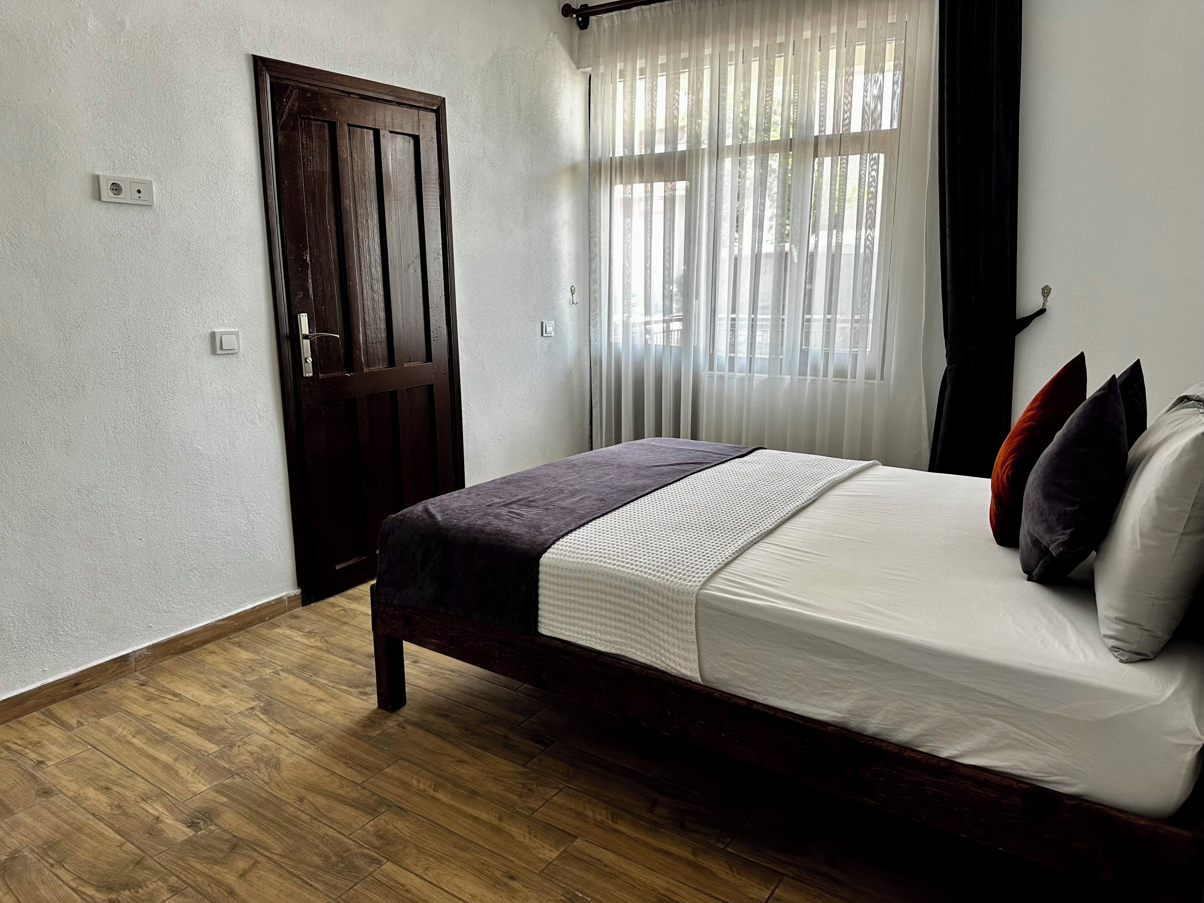 Deluxe-Apartment, 1 Doppelbett und Schlafsofa, Balkon, Stadtblick | 2 Schlafzimmer, Bügeleisen/Bügelbrett, kostenloses WLAN, Bettwäsche