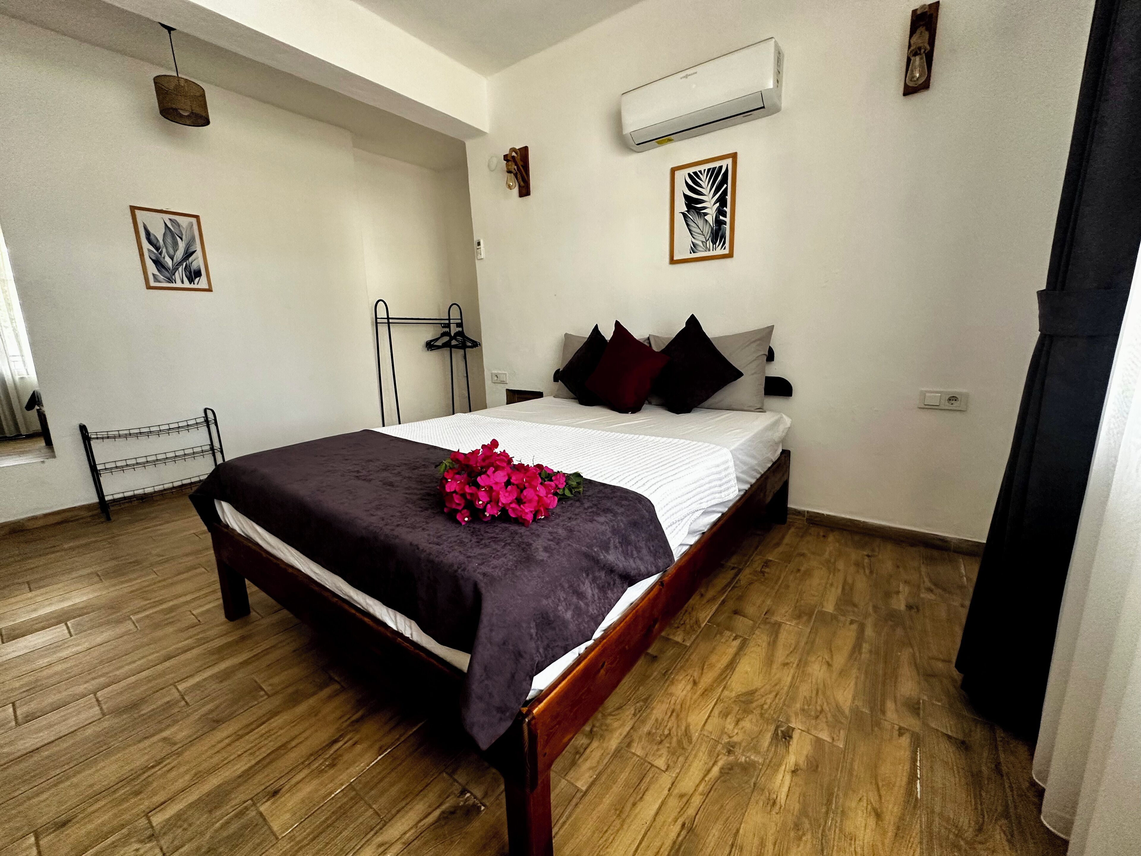 Apartamento luxo, 1 cama de casal e sofá-cama, sacada, vista para a cidade | 2 quartos, ferros/tábuas de passar roupa, Wi-Fi de cortesia