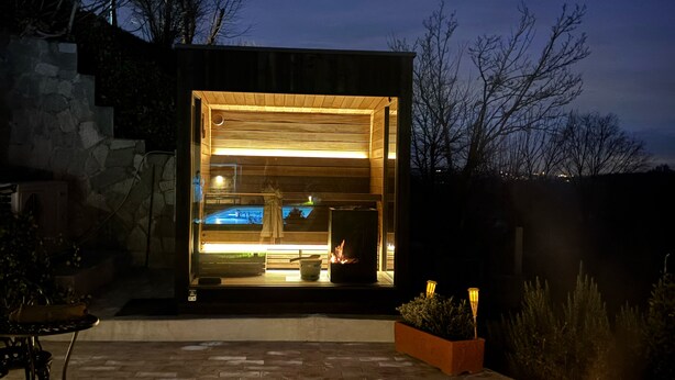 A modern outdoor kitchen with a built-in grill and a fire pit. - Relais Dal Cavaliere (Moncalvo)