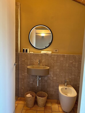 Junior Suite With Garden | Bathroom | Separate tub and shower, free toiletries, hair dryer, bathrobes - Relais Dal Cavaliere (Moncalvo)