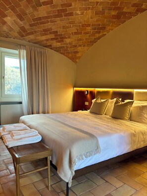 Junior Suite With Garden | Safe på rommet, blendingsgardiner, lydisolert og wi-fi (inkludert)