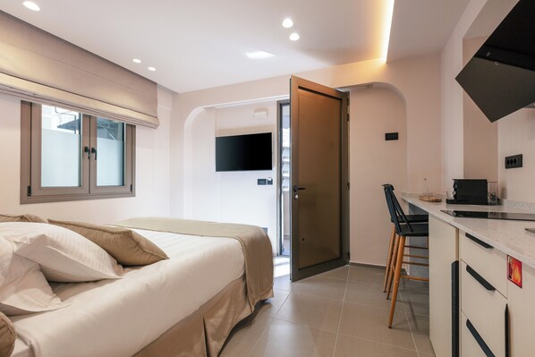 1 غرفة نوم وخزنة داخل الغرفة ومكواة/لوح كي وسرير سفر