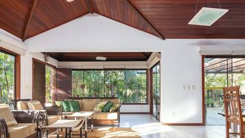 Deluxe House, 4 Bedrooms, Air conditioning | Living area