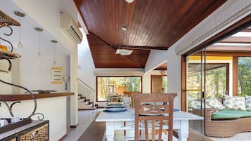 Deluxe House, 4 Bedrooms, Air conditioning | Dining room