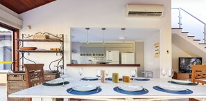 Deluxe House, 4 Bedrooms, Air conditioning | Dining room - Bz55 Casa 200m da praia com 4 suítes (Buzios)