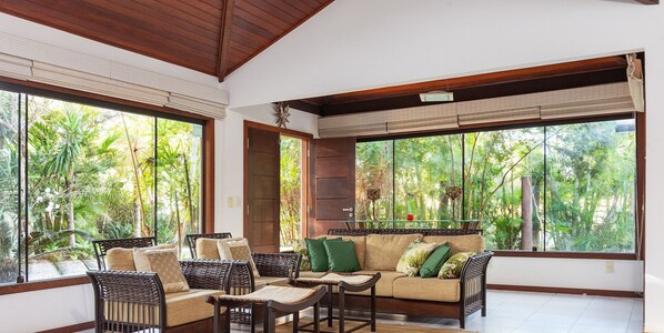Deluxe House, 4 Bedrooms, Air conditioning | Living area - Bz55 Casa 200m da praia com 4 suítes (Buzios)