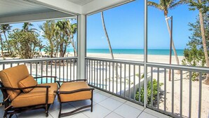 Ein Balkon mit zwei Stühlen und Blick auf den Strand.