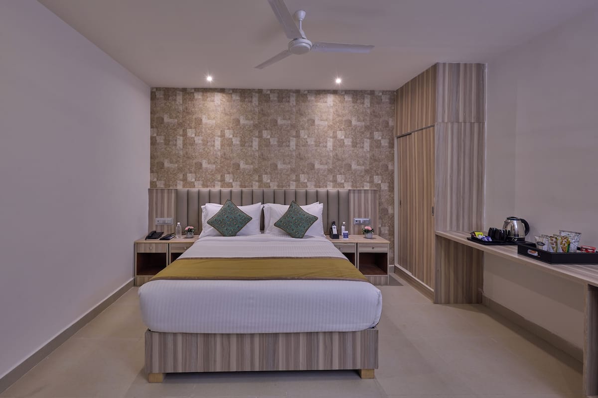 Deluxe Room, Balcony | 1 bedroom, Egyptian cotton sheets, premium bedding, down comforters
