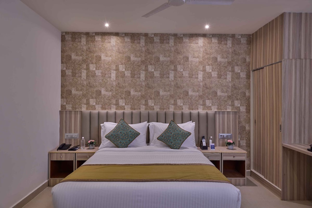 1 bedroom, Egyptian cotton sheets, premium bedding, down duvets