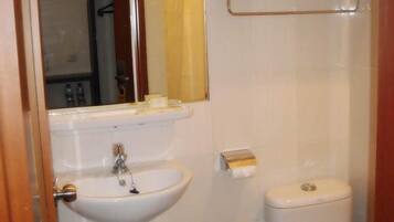 Chambre Supérieure avec lits jumeaux | Salle de bain