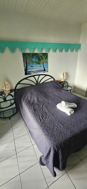 Family Studio, 2 Twin Beds, Kitchenette, Sea View | Individually decorated, individually furnished, free WiFi, bed sheets