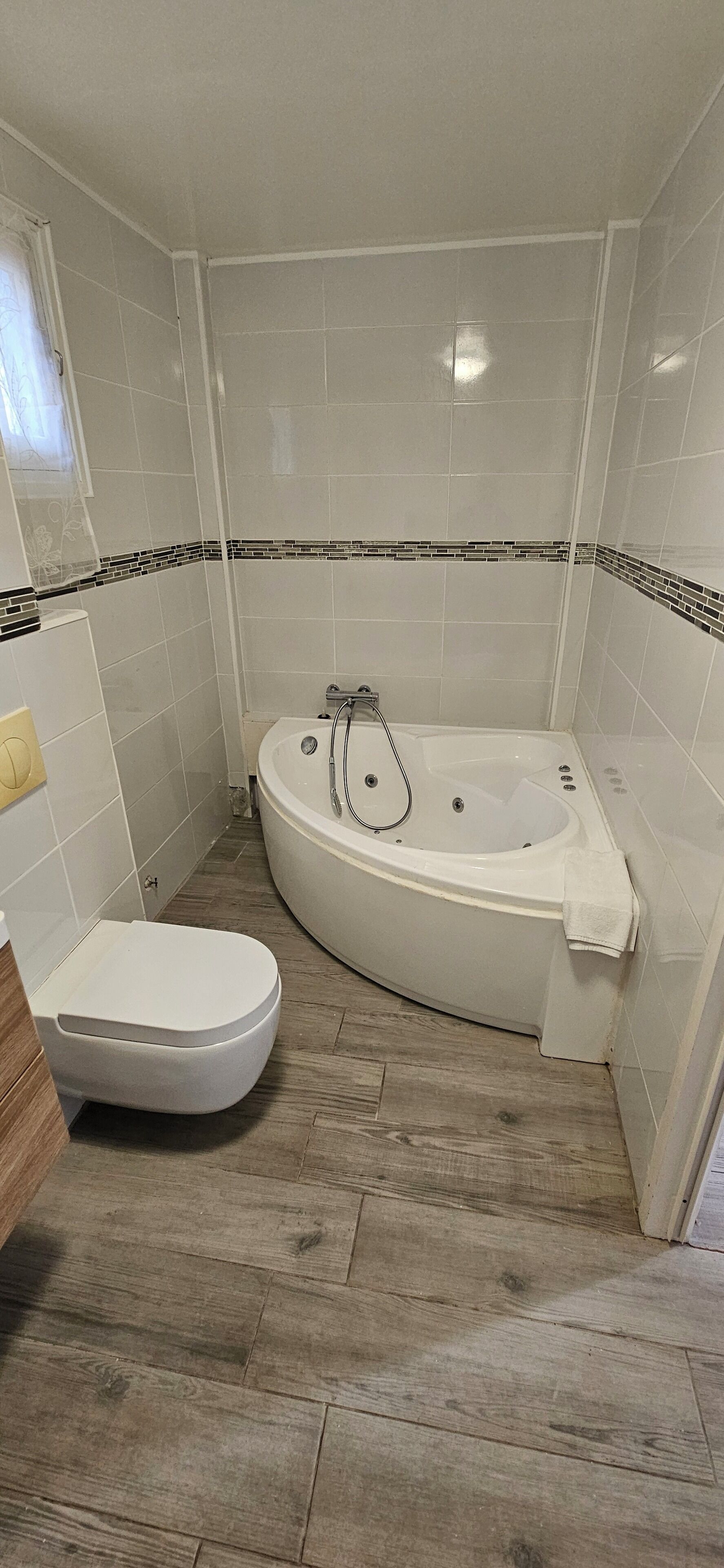 Suite – deluxe | Bad | Dusj, håndklær, såpe og toalettpapir
