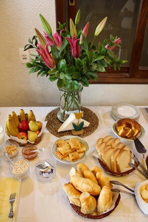 Daily buffet breakfast for a fee - Pousada La Bella Monte Verde (Monte Verde)