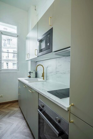 Fridge, microwave, oven, coffee/tea maker