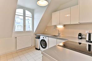 Fridge, oven, stovetop, coffee/tea maker - Bright and spacious - Near Arc de Triomphe (Paris)