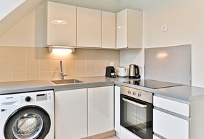 Kühlschrank, Ofen, Herdplatte, Wasserkocher mit Kaffee-/Teezubehör