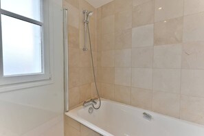 Shower, hair dryer, shampoo - Bright and spacious - Near Arc de Triomphe (Paris)