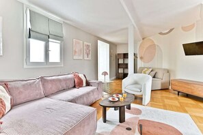 TV - Bright and spacious - Near Arc de Triomphe (Paris)