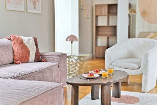 TV - Bright and spacious - Near Arc de Triomphe (Paris)