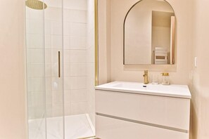 Dusche, Haartrockner, Shampoo