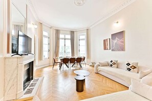 TV - Modern, air-conditioned apartment - Arc de Triomphe (Paris)