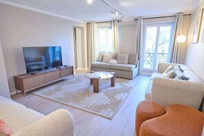 TV - Modern with terrace & 4 spacious bedrooms (Paris)