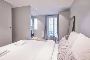 4 bedrooms, iron/ironing board, WiFi, bed sheets