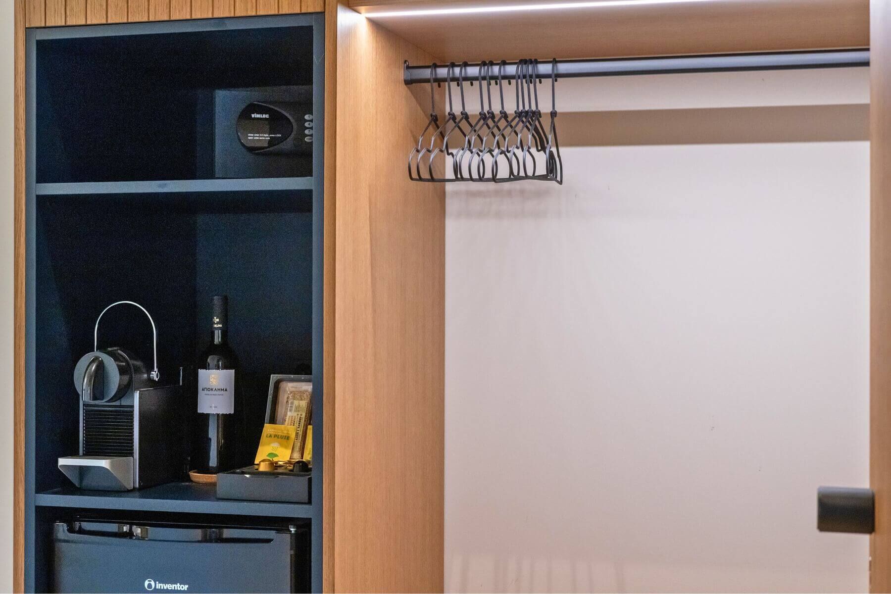 Uma cozinha moderna com adega embutida, máquina de café e um suporte para utensílios.
