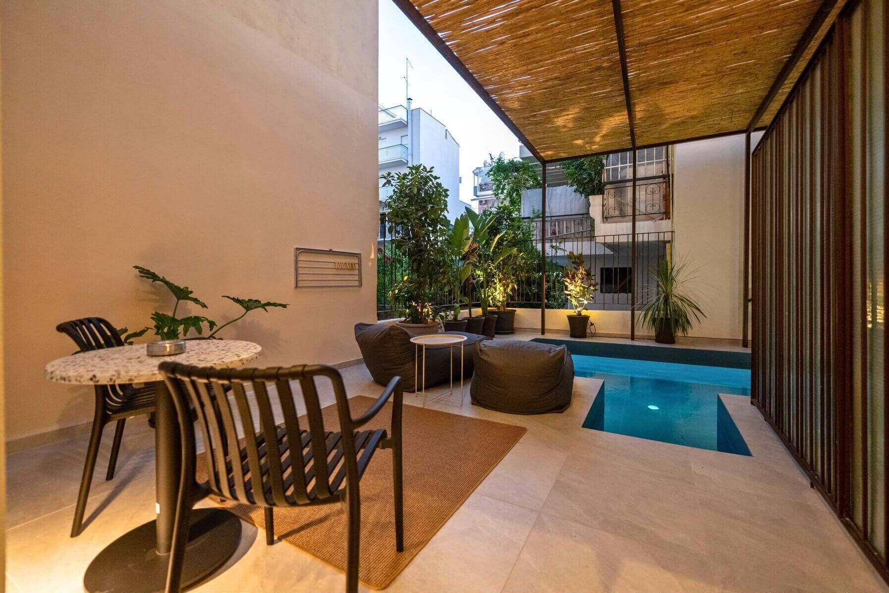 In-room safe, laptop workspace, iron/ironing board, free WiFi