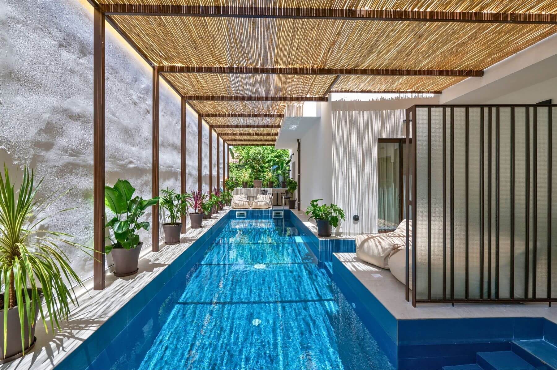 Safe på rommet, skrivebord for bærbar PC og strykejern/-brett