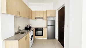 Luxury Apartment, City View | Private kitchen