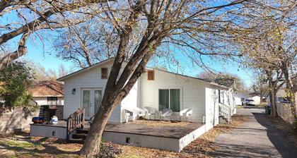 Spacious 4-bedroom house 4 mintue drive from the river and The Square!