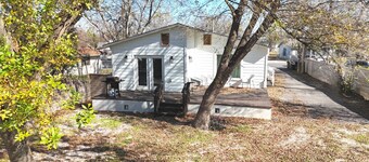 Spacious 4-bedroom house 4 mintue drive from the river and The Square!