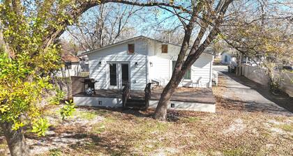 Spacious 4-bedroom house 4 mintue drive from the river and The Square!