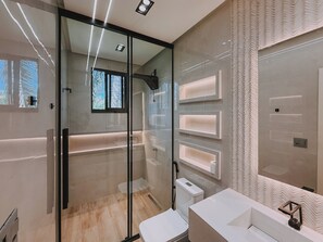 Comfort driepersoonskamer | Badkamer | Handdoeken, toiletpapier