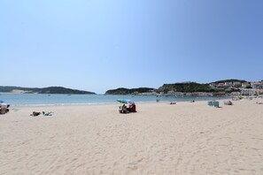 بالقرب من الشاطئ، كراسي للتشمس