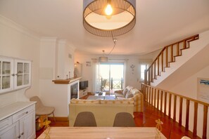 تلفزيون، مدفأة، تنس طاولة، كُتُب