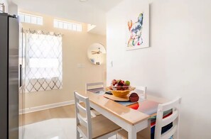 Dining - Casa Amaris Smart Stay Near Golf And State Parks
(Winston)