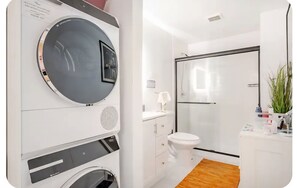 Douche, sèche-cheveux, serviettes fournies, savon