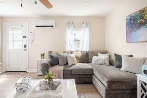 TV connectée, cheminée, livres