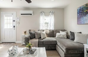 Smart TV, fireplace, books - Private Pool Home with Outdoor Kitchen and Countryside Setting (Winston)