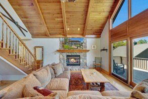 Televisión y chimenea 