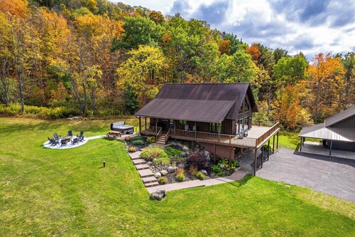 Renovated & Spacious Home, Wood Fireplace, Hot Tub