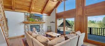 Renovated & Spacious Home, Wood Fireplace, Hot Tub