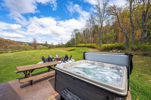 Renovated 5BR Home, Sauna, Hot Tub, Firepit