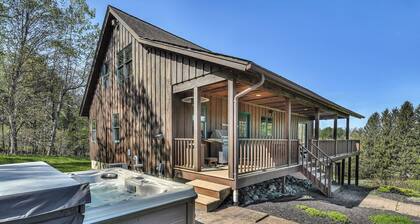 Renovated & Spacious Home, Wood Fireplace, Hot Tub