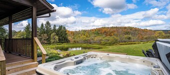 Renovated & Spacious Home, Wood Fireplace, Hot Tub