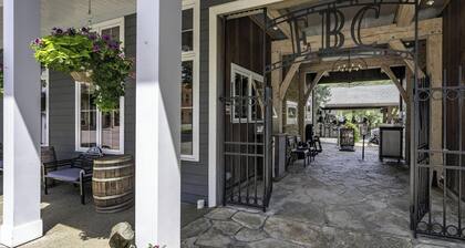 Renovated 5BR Home, Sauna, Hot Tub, Firepit